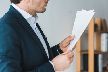 Office gazetelerde okuyan işadamı görünümünü yakın çekim