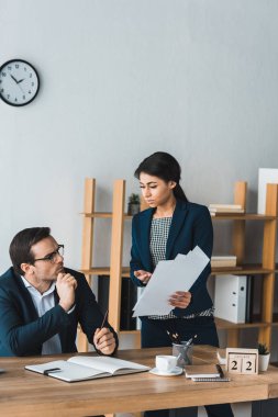 Onun erkek arkadaşı ofis için sözleşme kağıtları gösteren iş kadını