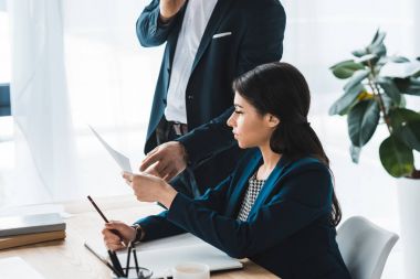 Onun erkek meslektaşı Office belgeleri gösterilen işkadını