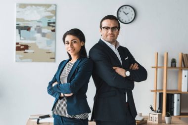 İş adamı ve iş kadını ofiste yan yana duran