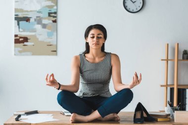 İşkadını Yoga poz ofiste tabloda rahatlatıcı