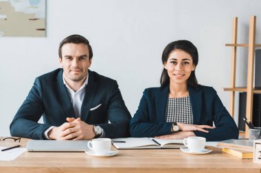 İşadamı ve tablo ile kahve fincanı ışık Office tarafından çalışma iş kadını gülümseyen