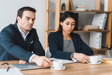 İşyerinde kahve içme ve erkek arkadaşları