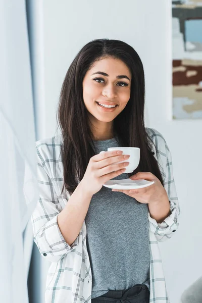Lächelnde Afroamerikanerin Trinkt Kaffee Aus Weißer Tasse — kostenloses Stockfoto