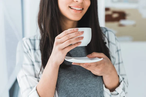 微笑的非洲裔美国妇女喝咖啡从白色杯子 — 图库照片