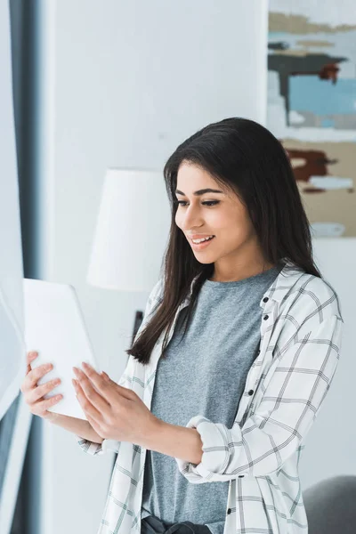 Hübsche Frau Schaut Auf Digitalen Tablet Bildschirm — kostenloses Stockfoto