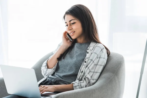 Junge Frau Arbeitet Laptop Während Sie Stuhl Sitzt Und Telefoniert — Stockfoto