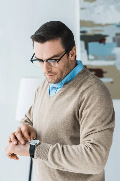 Bell Uomo Con Gli Occhiali Che Guarda Suo Orologio — Foto Stock