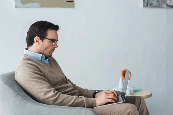 Homem Confiante Óculos Digitando Teclado Laptop — Fotografia de Stock