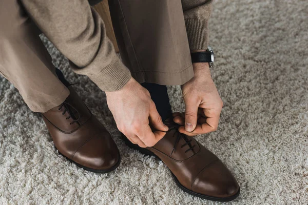 Vista Cerca Del Hombre Atando Cordones Sus Zapatos Cuero —  Fotos de Stock