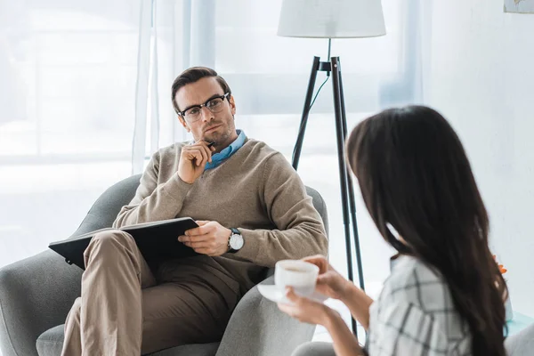 Psicoterapeuta Escuchando Una Mujer Con Café Las Manos — Foto de Stock