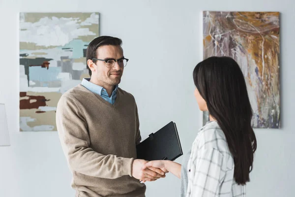 Psycholoog Van Mannelijke Vrouwelijke Patiënt Handen Schudden — Stockfoto