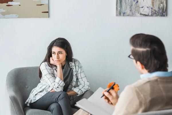 Jovem Mulher Visitando Psicoterapeuta Consultório Médico Acolhedor — Fotografia de Stock