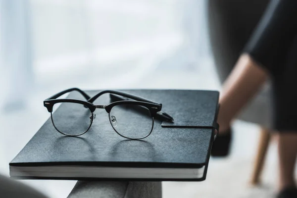 Vista Cerca Las Gafas Cuaderno Delante Paciente Femenina — Foto de stock gratis