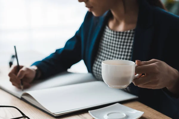 Vista Cerca Mujer Negocios Bebiendo Café Oficina —  Fotos de Stock