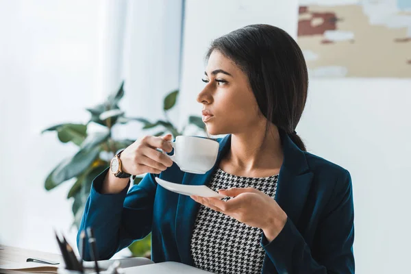 有魅力的女实业家在现代办公室喝咖啡 — 图库照片