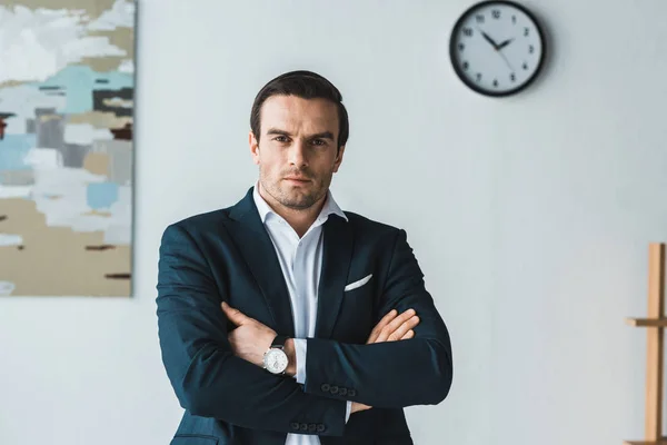 Confident Businessman Standing Folded Arms Office — Stock Photo, Image