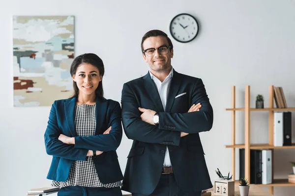 Affärsmannen Och Affärskvinna Leende Och Står Moderna Kontor — Stockfoto