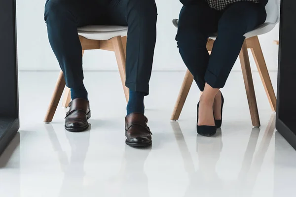 Gedeeltelijke Weergave Zakenman Zakenvrouw Werken Door Tabel Lichte Kantoor — Stockfoto