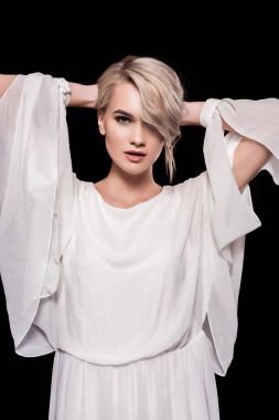 izole siyah üzerine beyaz elbiseli çekici sarışın kız