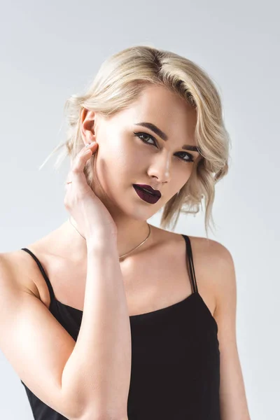 Blondes Mädchen Posiert Elegantem Schwarzen Kleid Isoliert Auf Grau — Stockfoto