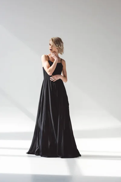 Joven Rubia Posando Elegante Vestido Negro Sobre Gris — Foto de Stock