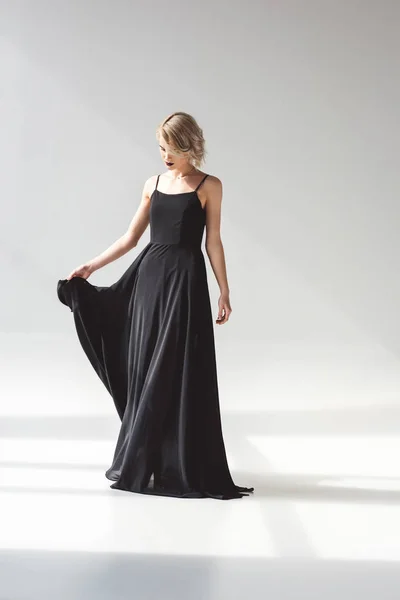 Menina Loira Posando Vestido Preto Elegante Cinza — Fotografia de Stock