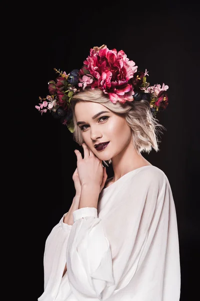 白いドレスと黒に分離された花の花輪でポーズ魅力的なスタイリッシュな女の子 — ストック写真