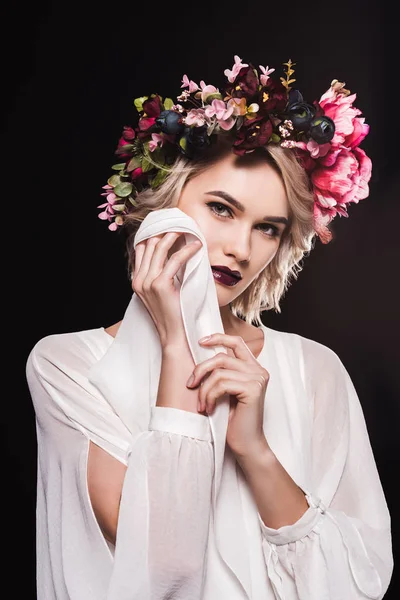 Menina Loira Moda Posando Vestido Branco Coroa Flores Isolado Preto — Fotografia de Stock