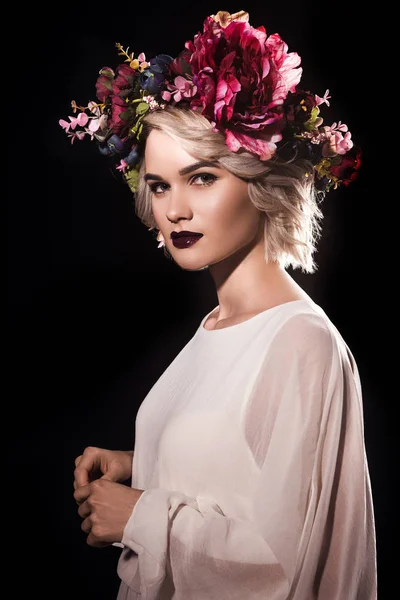 Fată Modă Pozând Rochie Albă Coroană Florală Izolată Negru — Fotografie de stoc gratuită