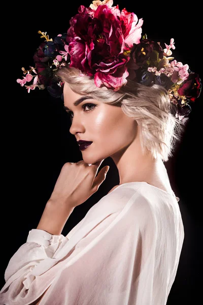 Aantrekkelijke Blonde Meisje Met Make Poseren Bloemen Krans Geïsoleerd Zwart — Stockfoto