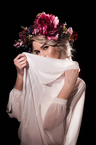 Atractiva Chica Tierna Posando Corona Flores Con Velo Blanco Aislado — Foto de stock gratis