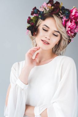 ihale kız ile güzel kelebek çiçek çelenk poz gülümseyen, gri izole