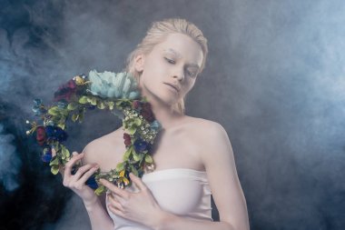 Beyaz makyaj çiçek çelenk dumanlı Studio'da holding ile çekici sarışın kız