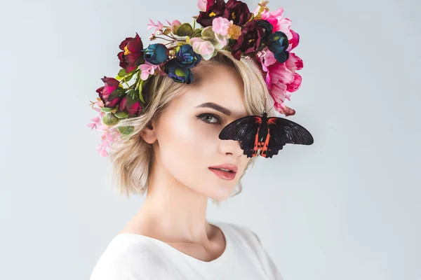 Όμορφη Νεαρή Γυναίκα Που Ποζάρει Floral Στεφάνι Πεταλούδα Απομονώνονται Γκρι — Φωτογραφία Αρχείου