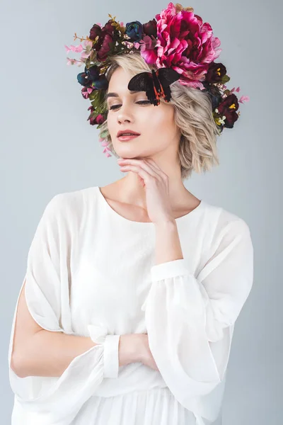 Tierna Mujer Posando Corona Floral Con Mariposa Aislada Gris —  Fotos de Stock