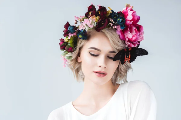 Hermosa Chica Tierna Posando Corona Floral Con Mariposa Aislado Gris — Foto de Stock