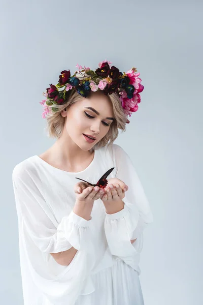 Menina Bonita Posando Coroa Floral Com Borboleta Viva Nas Mãos — Fotografia de Stock