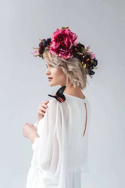 Hermosa Chica Posando Corona Flores Con Mariposa Hombro Aislado Gris — Foto de Stock