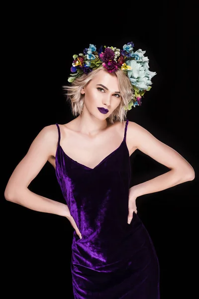 Menina Loira Posando Vestido Roxo Coroa Floral Isolado Preto — Fotografia de Stock