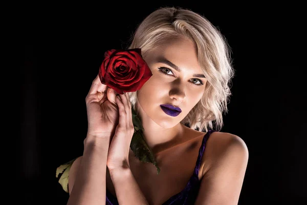 Ελκυστική Κοπέλα Ποζάρει Κόκκινο Τριαντάφυλλο Λουλούδι Απομονώνονται Μαύρο — Φωτογραφία Αρχείου