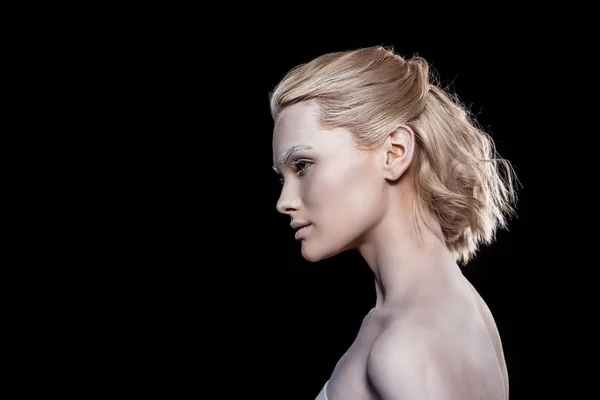 Jeune Femme Blonde Posant Avec Maquillage Blanc Isolé Sur Noir — Photo