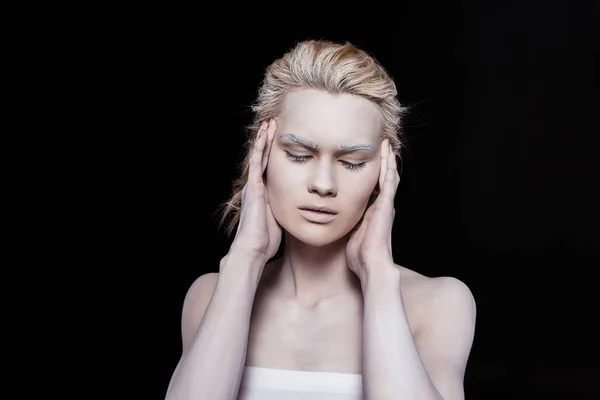 Jeune Femme Sensuelle Posant Avec Maquillage Blanc Isolé Sur Noir — Photo gratuite