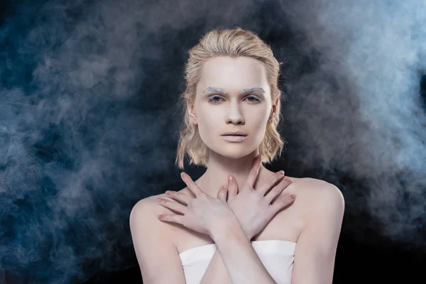 Blonde Fille Geste Posant Avec Blanc Maquillage Dans Smoky Studio — Photo