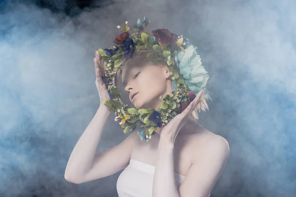 Menina Macia Com Maquiagem Branca Segurando Coroa Floral Estúdio Fumegante — Fotografia de Stock