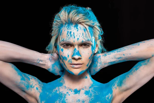 青色粉体粉末 黒に分離の若いブロンドの女性 — ストック写真