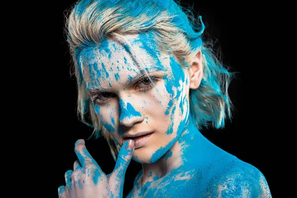 Ritratto Appassionata Ragazza Polvere Holi Blu Isolata Nero — Foto stock gratuita