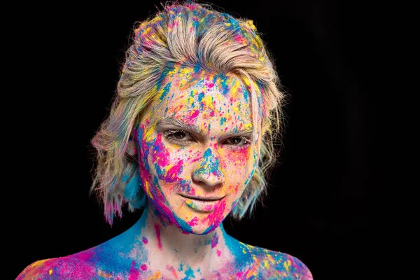 Porträt Eines Lächelnden Mädchens Farbenfroher Holi Farbe Isoliert Auf Schwarz — Stockfoto