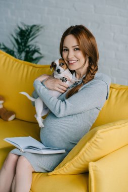 hamile köpek sarılma