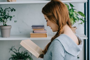 Kitap evde tutan güzel kadın